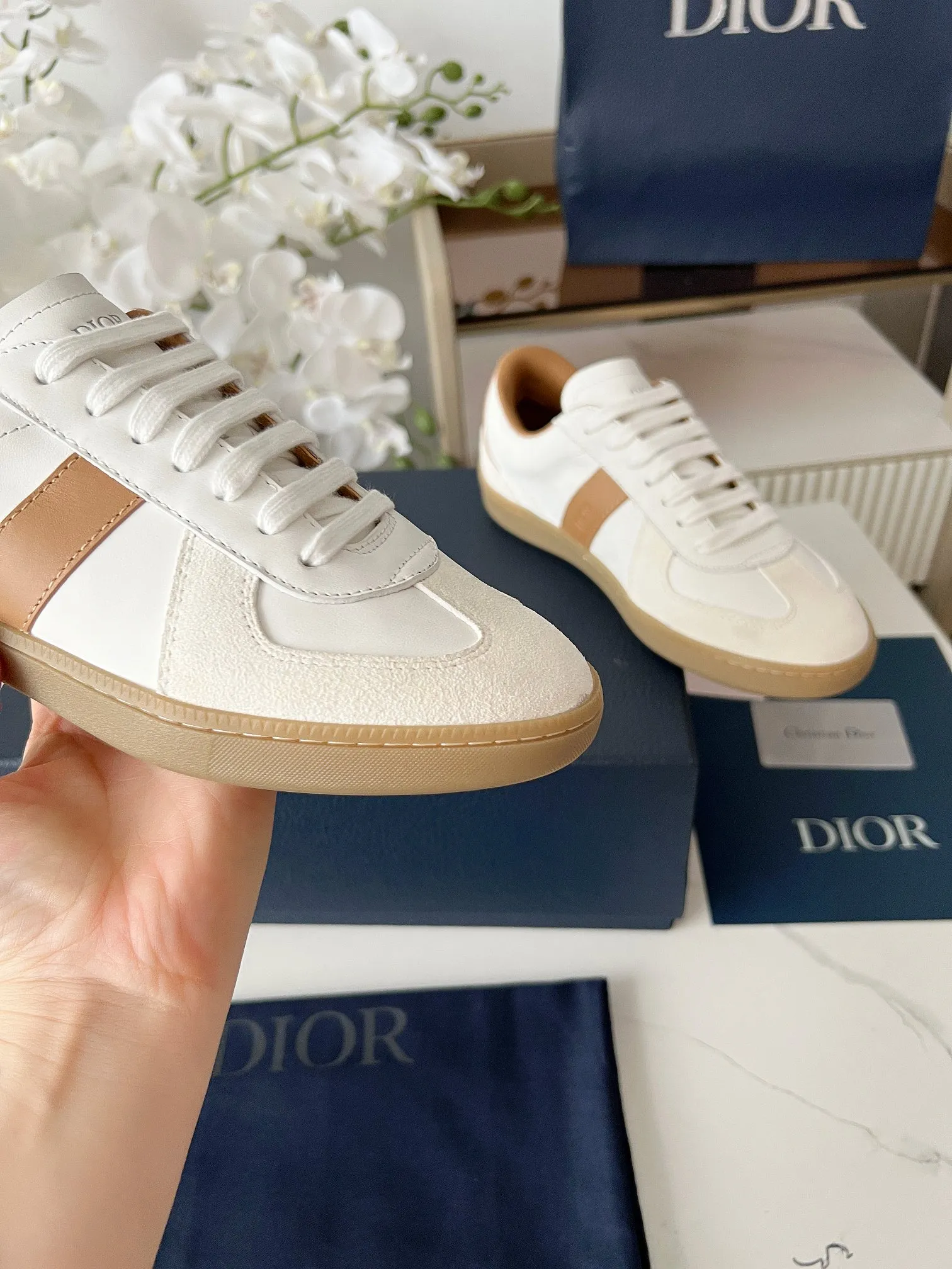 Men's Men's Shoes💰420 [New Style]🍿🍿Dior Dior Size: 38-44 (45 customized) 2025 new Dior B01 top version of moral training shoes! ! ! Made of white and brown first-layer cowhide, paired with white high-mercerized smooth suede, the upper is fully oiled and the original TPU molded outsole. New to the Fall 2025 collection, this sneaker marks the return of Dior’s classic style, reinterpreted in a stylish and elegant silhouette. Crafted from brown and white smooth first-grain cowhide, it's decorated with white high-mercerized cow suede splicing to enhance the style. Lined in tonal silk sheepskin, the shoe is finished with the Dior logo on the tongue and inner sides, and the CD icon on the heel. Paired with amber Tpu non-slip soles, it can be matched with various styles to create a sophisticated look.